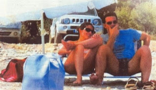 Ο Αλέξη Τσίπρας με τη σύντροφό του στην παραλία - Φωτογραφία 1