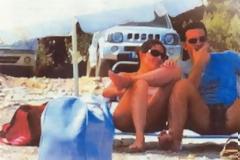 Ο Αλέξη Τσίπρας με τη σύντροφό του στην παραλία