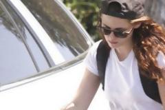 ΔΕΙΤΕ: Βγήκε επιτέλους απο το σπίτι η Στιούαρτ - Η πρώτη εμφάνιση μετά το σκάνδαλο