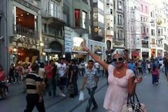 Τζούλια και Εζέλ μαζί; Ελέος! Μέχρι την Τουρκία έφτασε η χάρη της...