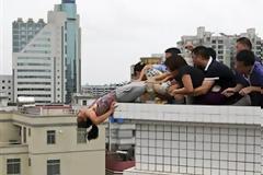 Την έσωσαν δευτερόλεπτα πριν πέσει στο κενό