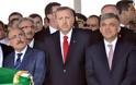Στις κηδείες των θυμάτων του Γκαζίαντεπ όλοι οι πολιτικοί της Τουρκίας