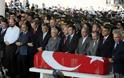 Στις κηδείες των θυμάτων του Γκαζίαντεπ όλοι οι πολιτικοί της Τουρκίας - Φωτογραφία 3