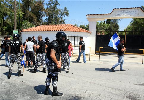 ΧΩΡΙΣ ΝΕΡΟ ΚΑΙ ΑΠΟΚΟΜΙΔΗ ΣΚΟΥΠΙΔΙΩΝ ΑΦΗΝΕΙ ΤΟ ΣΤΡΑΤΟΠΕΔΟ ΜΕΤΑΝΑΣΤΩΝ Ο ΔΗΜΑΡΧΟΣ ΚΟΡΙΝΘΟΥ - Φωτογραφία 2