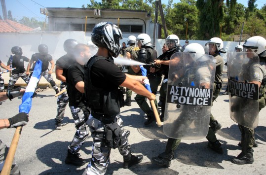 Συγκρούσεις μελών της Χρυσής Αυγής με τα ΜΑΤ στην Κόρινθο για τους λαθρομετανάστες..- Αντιρατσιστικό συλλαλητήριο την ίδια ώρα .. - Φωτογραφία 7