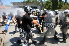 Συγκρούσεις μελών της Χρυσής Αυγής με τα ΜΑΤ στην Κόρινθο για τους λαθρομετανάστες..- Αντιρατσιστικό συλλαλητήριο την ίδια ώρα ..