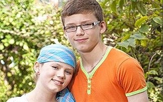 ΣΥΓΚΙΝΗΤΙΚΟ:  Δίνει δύναμη στην δίδυμη αδελφή του που πάσχει από καρκίνο - Φωτογραφία 1