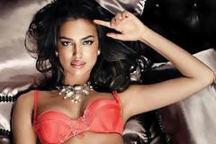 ΔΕΙΤΕ: Το κορίτσι του Κριστιάνο Ρονάλντο μόνο με τα .. εσώρουχα!