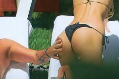 Δεν άντεξε ο άνθρωπος.Την χούφτωσε!!!