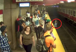 Μάνα έπεσε με το παιδί της στις ράγες του μετρό - Φωτογραφία 1