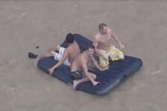 Έκαναν rafting με στρώμα θαλάσσης σε πλημμυρισμένο δρόμο!