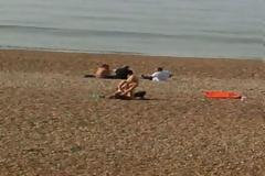 ΔΕΙΤΕ: Έκαναν σεξ σε παραλία μπροστά σε όλο τον κόσμο