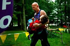 ΔΕΙΤΕ: Ένας αφοσιωμένος πατέρας!