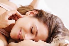 Ένας άντρας αναλύει -με τη βοήθεια της επιστήμης- πως φιλάει ένας άντρας και πως μια γυναίκα...