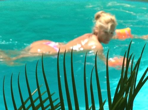 ΔΕΙΤΕ: Με μπρατσάκια σε πισίνα η Έφη Σαρρή! - Φωτογραφία 3