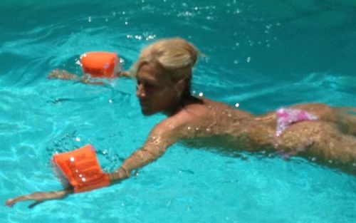 ΔΕΙΤΕ: Με μπρατσάκια σε πισίνα η Έφη Σαρρή! - Φωτογραφία 4