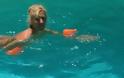 ΔΕΙΤΕ: Με μπρατσάκια σε πισίνα η Έφη Σαρρή!