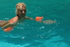 ΔΕΙΤΕ: Με μπρατσάκια σε πισίνα η Έφη Σαρρή!