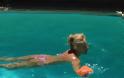 ΔΕΙΤΕ: Με μπρατσάκια σε πισίνα η Έφη Σαρρή! - Φωτογραφία 2
