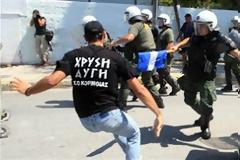 Η Χρυσή Αυγή πολεμά τη σκούπα των μεταναστών