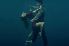 Χορεύοντας τάνγκο κάτω από το νερό