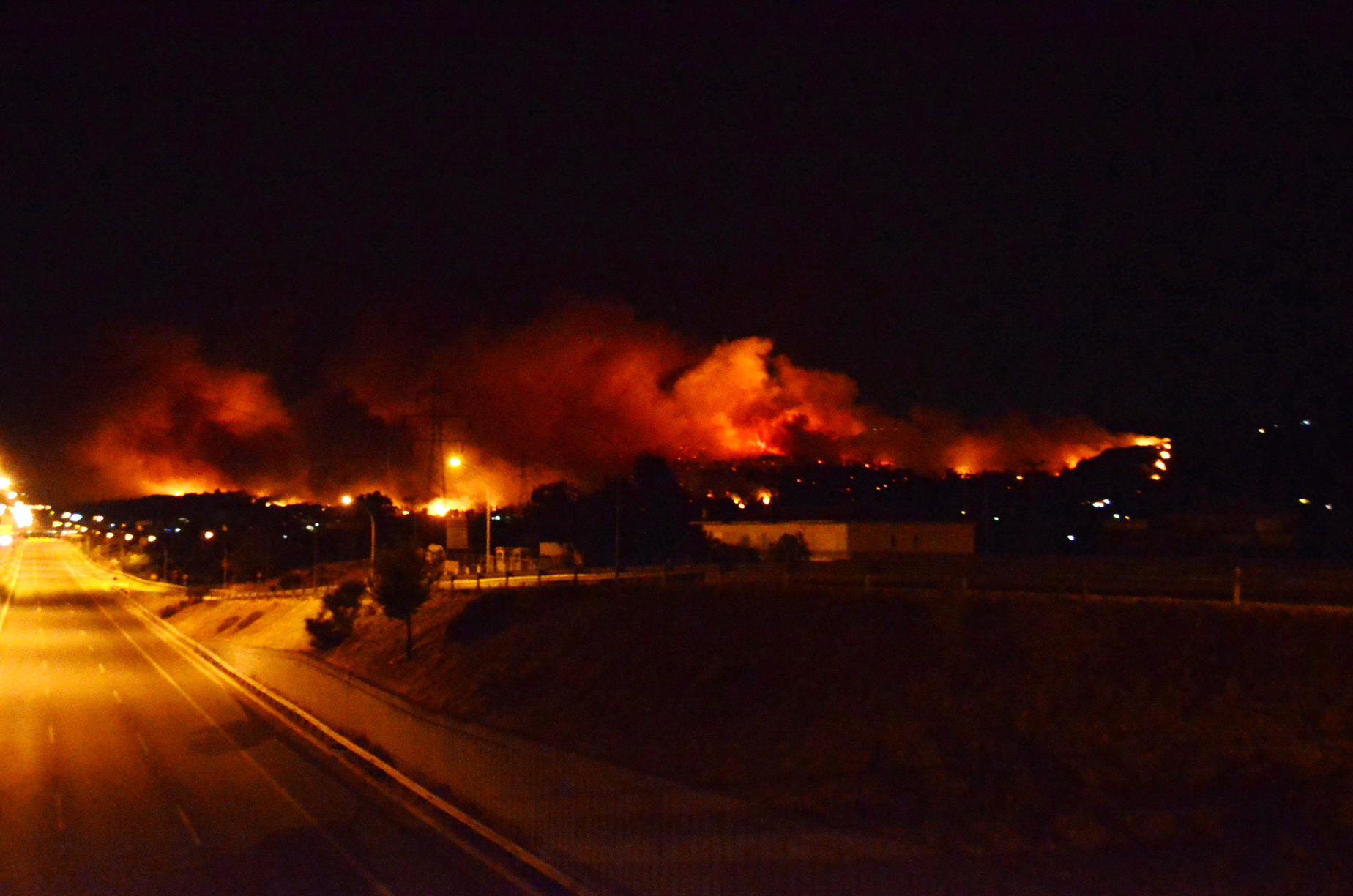 Μεγάλη πυρκαγιά στις Αφίδνες - Γέμισε στάχτες η Αθήνα! (Φωτος) - Φωτογραφία 1