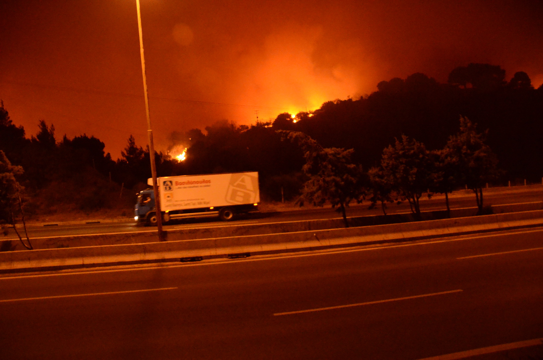 Μεγάλη πυρκαγιά στις Αφίδνες - Γέμισε στάχτες η Αθήνα! (Φωτος) - Φωτογραφία 2