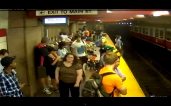 Απίστευτο βίντεο: Γυναίκα που κρατούσε 4χρονο παιδί έπεσε στις γραμμές του Μετρό!!! - Φωτογραφία 1