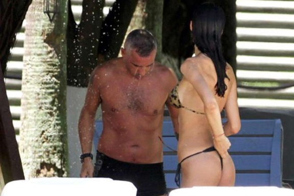 Ποιος τραγουδιστής χουφτώνει τον ποπό της καλής του; - Φωτογραφία 2