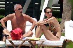 Ποιος τραγουδιστής χουφτώνει τον ποπό της καλής του;