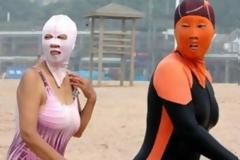 ΔΕΙΤΕ: Μασκοφόροι Κινέζοι κατακλύζουν τις παραλίες