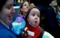 Βίντεο: Πώς αντιδρά μωρό όταν βλέπει για πρώτη φορά πυροτεχνήματα