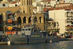 Σε κτίριο του Λιμενικού Ταμείου της Σάμου οι λαθρομετανάστες.Άφιξη σκάφους του Λιμενικού Σώματος στο λιμάνι της πόλης