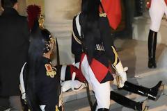 Στρατιώτες καταρρέουν σε επίσημες εκδηλώσεις!