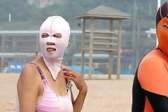 ΔΕΙΤΕ: Οι παραλίες πλημύρισαν από μασκοφόρες Κινέζες...