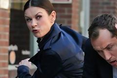 ΔΕΙΤΕ: Η Κάθριν Ζέτα Τζόουνς χύμηξε στον Τζουντ Λο