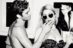 ΔΕΙΤΕ: Η Paris Hilton φωτογραφίζεται τόπλες…