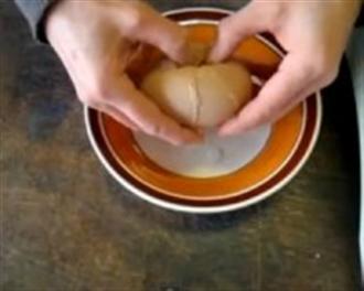 VIDEO:  Δε Θα Πιστέψετε Τι Βγαίνει Μέσα Από Το Αυγό… - Φωτογραφία 1