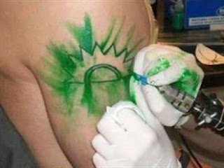 Αποκλειστικό: Βρήκαμε ποιος είναι ο άνθρωπος που κάνει τατουάζ τον ήλιο του ΠΑΣΟΚ - Φωτογραφία 1