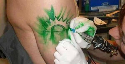 Βρήκαμε ποιος είναι ο άνθρωπος που κάνει τατουάζ τον ήλιο του ΠΑΣΟΚ! - Φωτογραφία 2