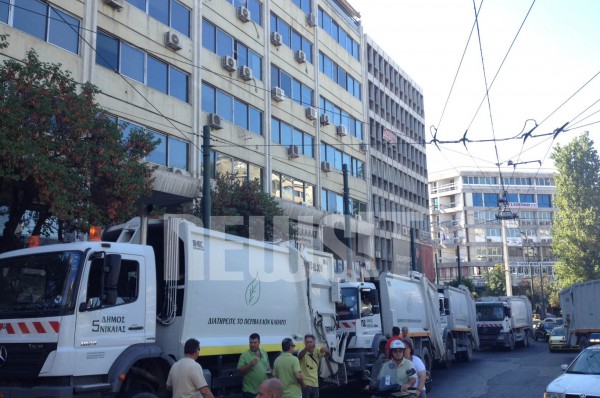 ΔΕΙΤΕ ΤΩΡΑ: Διαδηλωτές σήκωσαν περιπολικό στα χέρια ... - Φωτογραφία 8