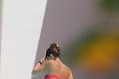 ΔΕΙΤΕ ΠΟΙΑ ΠΑΣΙΓΝΩΣΤΗ ΤΡΑΓΟΥΔΙΣΤΡΙΑ: Της πουλούσε... τουαλέτες σε πισίνα της Ρόδου