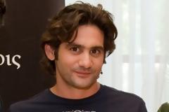 Δείτε το νέο εκκεντρικό λουκ του Οδυσσέα Παπασπηλιόπουλου