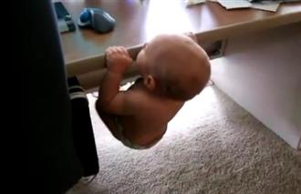 VIDEO: Δείτε πως μπορείτε να κάνετε ένα μωρό να κάνει...μονόζυγο! - Φωτογραφία 1