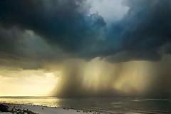 Κολοσσιαία καταιγίδα σε παραλία της Ρωσίας