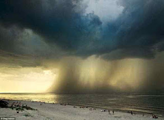 Εκπληκτικές φωτογραφίες από καταιγίδα σε παραλία της Ρωσίας!!! - Φωτογραφία 1