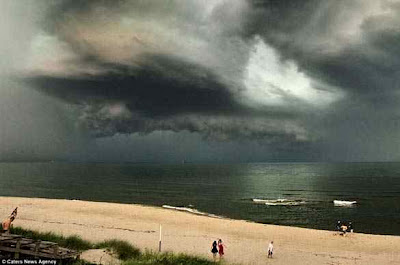 Εκπληκτικές φωτογραφίες από καταιγίδα σε παραλία της Ρωσίας!!! - Φωτογραφία 2