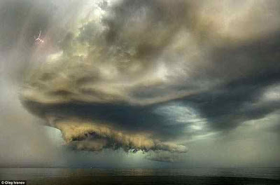 Εκπληκτικές φωτογραφίες από καταιγίδα σε παραλία της Ρωσίας!!! - Φωτογραφία 3