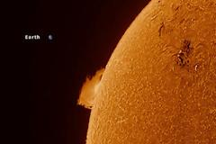 Γιγαντιαία ηλιακή έκλαμψη έτοιμη να απελευθερωθεί από τον Ήλιο