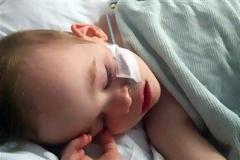 ΔΕΙΤΕ: Μάχη δίνει ο 2χρονος που κατάπιε τοξικό απορρυπαντικό